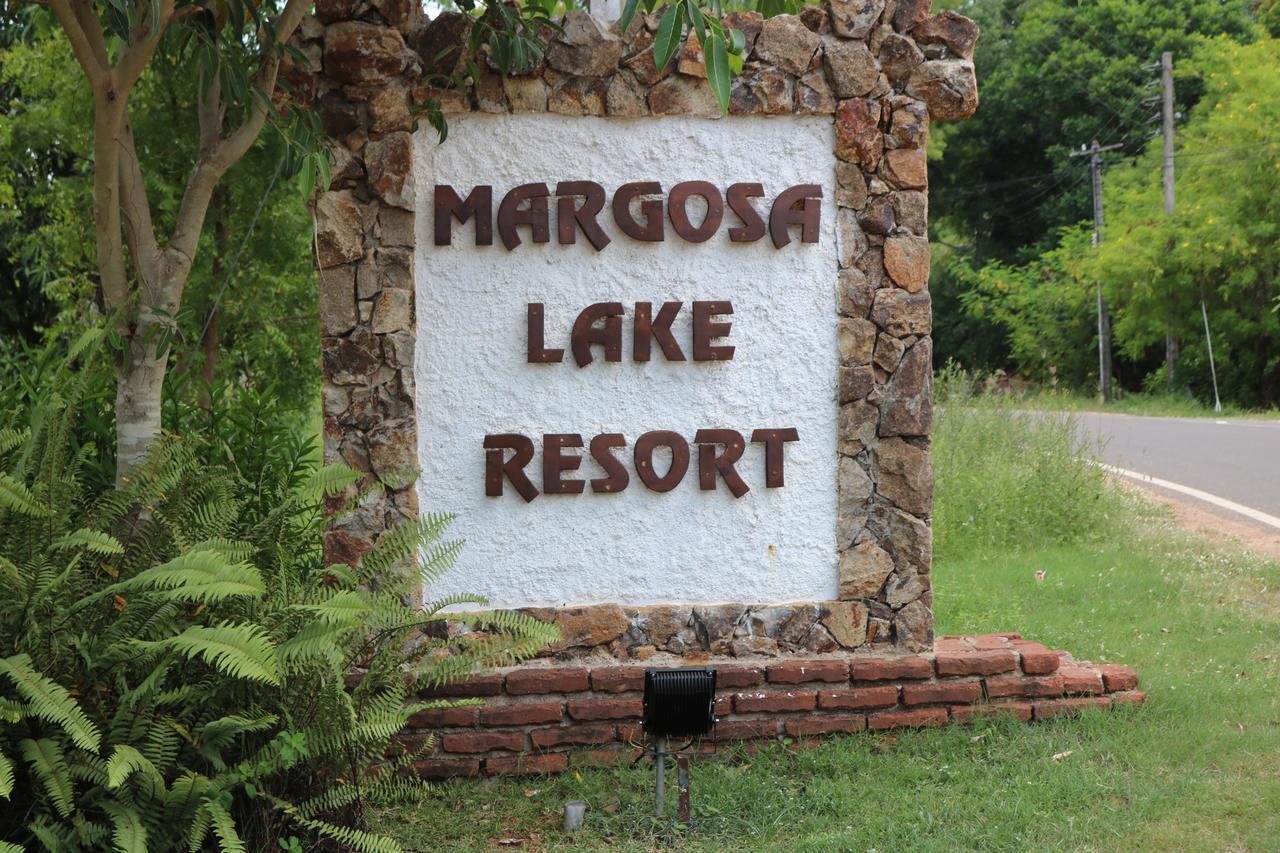 אנוראדפורה Margosa Lake Resort מראה חיצוני תמונה